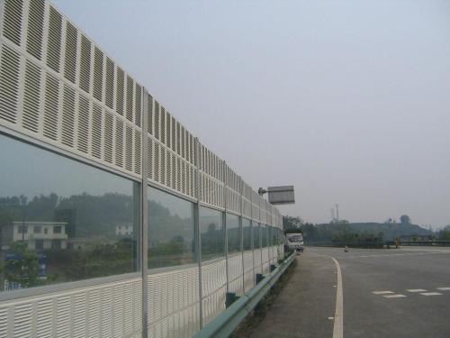 鄭州護(hù)欄網(wǎng)廠金屬聲屏障的應(yīng)用與優(yōu)勢